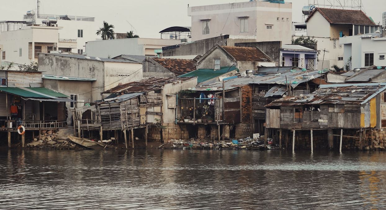 What are the three largest slums in Lagos